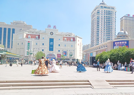 廣場上穿著俄羅斯服裝的少女