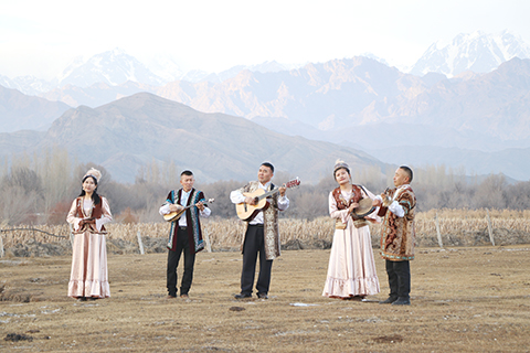 11月20日,「博格達之子」樂隊在博格達峰下演出。(苟繼鵬 攝)