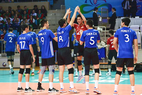 ◎ 十二月五日,中國男子一隊球員樂獎勵(上)與隊友互動。U15世界中學生排球錦標賽在陜西商洛開賽。在揭幕賽中,中國男子一隊二比0戰勝智利隊。(新華社記者 鄒競一 攝)
