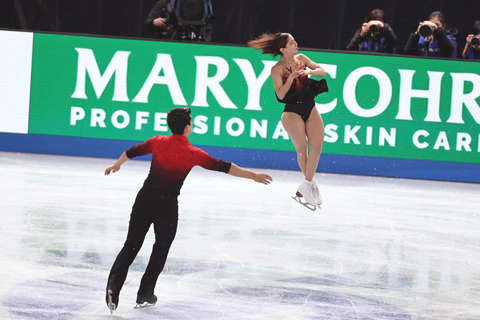 ◎ 十二月四日,日本組合三浦璃來(右)/木原龍一在雙人滑短節目比賽中。他們以七十七點三二分的成績暫列第一。世界花樣滑冰大獎賽總決賽雙人滑短節目比賽在日本愛知縣名古屋舉行。(新華社記者 岳晨星 攝)