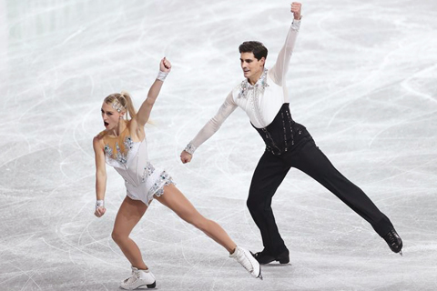 ◎ 十二月四日,加拿大組合吉勒斯(左)/波里爾在冰舞韻律舞比賽中。他們以八十二點八九分的成績暫列第三。世界花樣滑冰大獎賽總決賽冰舞韻律舞比賽在日本愛知縣名古屋舉行。(新華社記者 岳晨星 攝)