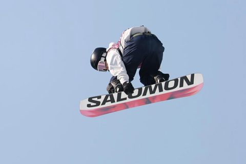 ◎ 十二月五日,日本選手鈴木萌萌在比賽中。最終,她晉級決賽。國際雪聯單板及自由式滑雪大跳台世界盃北京站單板滑雪大跳台女子組資格賽在北京首鋼滑雪大跳台舉行。(新華社記者 張晨霖 攝)