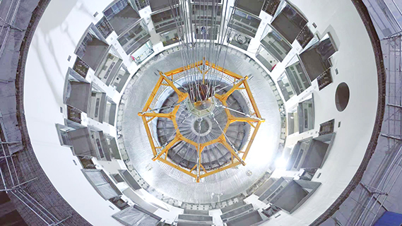 近日,BEST主機系統中最重的部件,也是中國國內聚變領域最大的真空部件——杜瓦底座在合肥成功落座。(蔡其敏 攝)