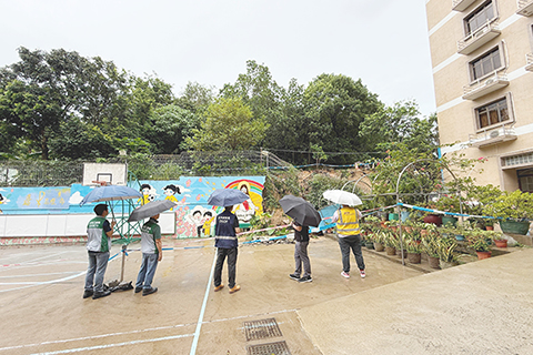 ◎ 跨部門人員持續巡查本澳斜坡情況。
