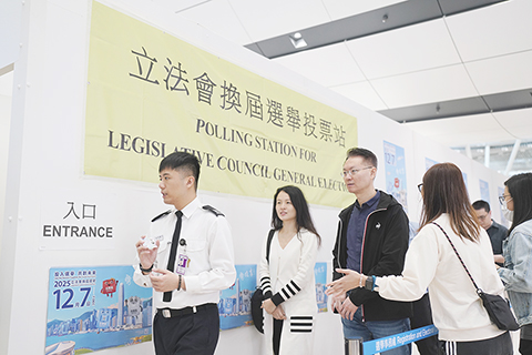 ◎ 十二月七日,設於香港國際機場二號客運大樓旅遊車候車大堂的鄰近邊境投票站,方便市民投票。當天,香港特區第八屆立法會選舉投票日舉行,有投票資格的選民將在一百六十一位候選人中投出九十位新議員。(香港中通社記者陳奕啟 攝)