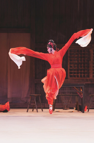 ◎ 梁燕飛在戲中飾演武功了得的客棧老闆娘。