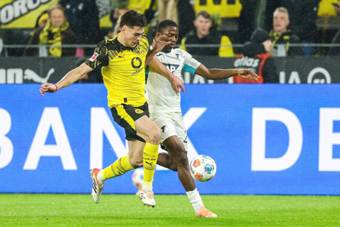 ◎ 十二月七日,多蒙特球員沙米奴(左)和賀芬咸球員杜爾在比賽中拼搶。德國足球甲級聯賽第十三輪比賽中,多蒙特主場二比0戰勝賀芬咸。(新華社發)