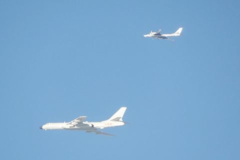 ◎ 根據中俄兩軍年度合作計劃,雙方於十二月九日在東海、太平洋西部空域組織實施聯合空中戰略巡航。這是自二0一九年以來兩軍組織的第十次空中戰略巡航。圖為九日拍攝的參加巡航的中俄兩軍戰機。(新華社發 杜延鵬 攝)