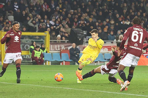 ◎ 黃衣普列錫梅開二度,力助AC三比二反勝拖連奴,重返意甲首位。(美聯社)