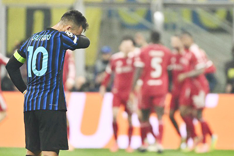 ◎ 國米隊長拿達路馬天尼斯冇眼睇利物浦祝捷。(新華社發)