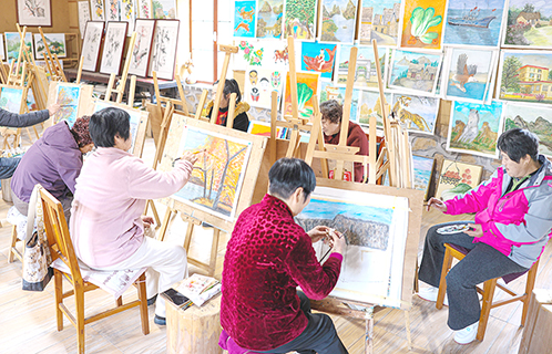 11月19日,「漁家畫嫂」在山東榮成牧雲庵村的畫室裡創作。(李信君 攝)