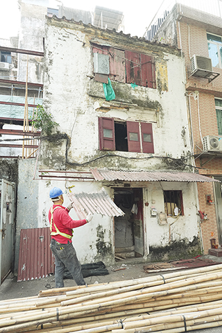 ◎ 政府清拆位於蠔里的一幢殘危樓宇。