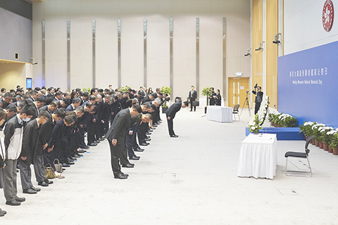 ◎ 十二月十三日,南京大屠殺死難者國家公祭日。香港特別行政區政府上午十時於政府總部設立公祭儀式,悼念在事件中遇難的同胞。行政長官李家超出席儀式,並向死難者致獻花圈。儀式期間,全體人員肅立默哀並行鞠躬禮,學生代表亦參與簽署紀念冊,表達追思之意。(香港中通社記者陳奕啟 攝)