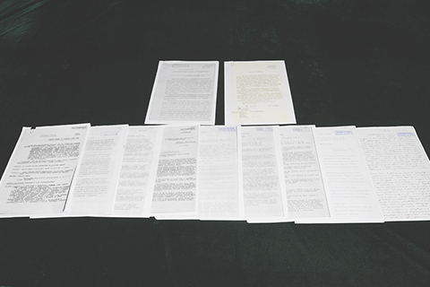 ◎ 十二月十三日,在第十二個南京大屠殺死難者國家公祭日之際,中央檔案館公佈一批俄羅斯轉交中方的蘇聯審訊日本七三一部隊的解密檔案材料。這批檔案包括對七三一部隊成員的審訊記錄、七三一部隊罪行調查報告、蘇聯官方內部函電,起止時間為一九三九年五月十一日至一九五0年十二月廿五日。資料圖為部份俄羅斯轉交中⽅的蘇聯審訊⽇本七三一部隊的解密檔案材料。(中新社記者楊郁然 攝)