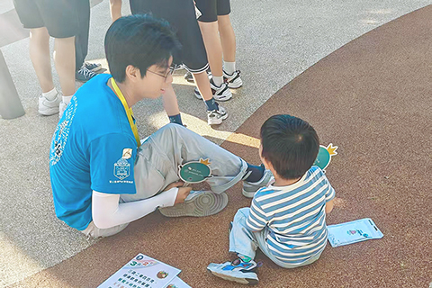 ◎ 工作人員與小朋友「心對心」交談,引導健康身心發展。