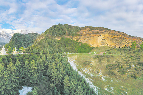 ◎ 二0二五年八月,甘肅省張掖市肅南縣馬蹄寺石窟群航拍圖。(肅南縣官方供圖)