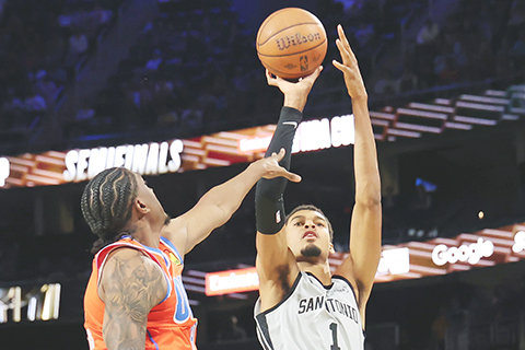 ◎ 聖安東尼奧馬刺前鋒維克多.雲班耶馬(1)在十二月十三日於拉斯維加斯舉行的NBA盃半決賽下半場,衝破奧克拉荷馬城雷霆隊後衛賈倫.威廉斯(8)投籃。(美聯社/朗達.丘吉爾)