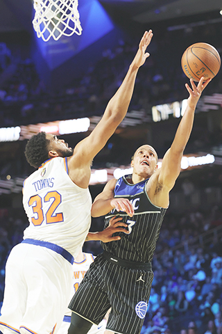 ◎ 奧蘭多魔術後衛德斯蒙德.班恩(3)在十二月十三日於拉斯維加斯舉行的NBA盃半決賽下半場,在紐約人隊中鋒卡爾-安東尼.湯斯(32)在攔阻下投籃。(美聯社/朗達.丘吉爾)