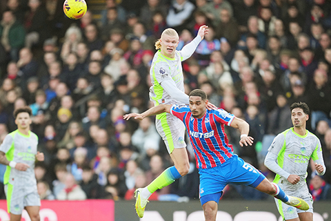 ◎ 十二月十四日,在倫敦舉行的英超聯賽中,曼城隊的埃爾林.夏蘭特(中)與水晶宮隊的馬克森斯.拉克魯瓦(中)爭奪球權。(美聯社/Kin張)