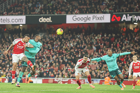 ◎ 十二月十四日,在倫敦舉行的英超聯賽阿仙奴与狼隊的比賽中,阿仙奴的加布里埃.耶蘇(左)打進了球隊的第二個入球。(其實是對方烏龍所致)(美聯社/Richard Pelham)