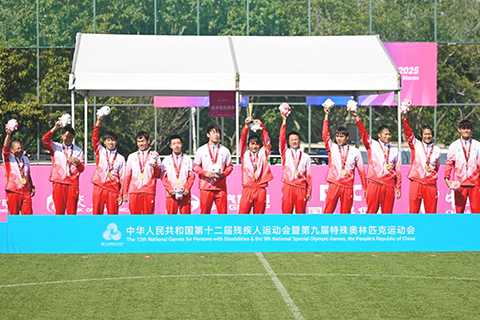 ◎ 十二月十五日,冠軍廣東一團隊在頒獎儀式上。全國第十二屆殘疾人運動會暨第九屆特殊奧林匹克運動會盲人足球項目男子組頒獎儀式在廣州進行。最終,廣東一團隊獲得冠軍,福建隊和雲南隊分別獲得亞軍和季軍。(新華社記者 陳浩明 攝)