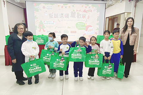 ◎ 明愛辦「聖誕送暖童歡樂」活動。