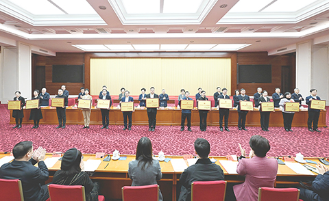 ◎ 十二月二十日,全國文化人才工作座談會暨全國宣傳系統先進集體和先進個人表彰大會在北京召開。中共中央政治局委員、中宣部部長李書磊出席並講話。(新華社記者 申宏 攝)