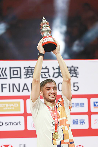 ◎ 十二月二十一日,冠軍法國選手小波波夫在頒獎儀式上。世界羽聯世界巡迴賽總決賽男子單打決賽中,中國選手石宇奇0比二不敵法國選手小波波夫,獲得亞軍。(新華社記者江漢 攝)