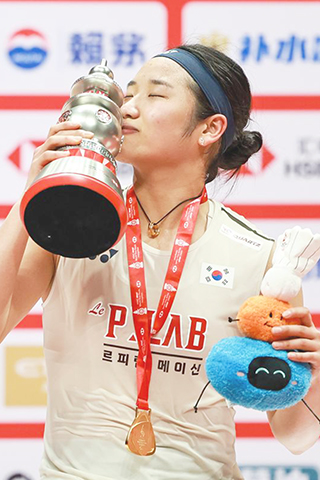 ◎ 十二月二十一日,冠軍韓國選手安洗瑩在頒獎儀式上。世界羽聯世界巡迴賽總決賽女子單打決賽中,中國選手王祉怡一比二不敵韓國選手安洗瑩,獲得亞軍。(新華社記者江漢攝)