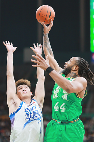 ◎ 十二月二十日,在遼寧瀋陽舉行的CBA常規賽第四輪比賽中,遼寧本鋼隊九十比八十八勝寧波町渥隊。圖為遼寧本鋼隊球員威爾斯(右)上籃。(中新社記者于海洋 攝)