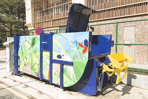 ◎ 新增設翻桶架,令傾倒垃圾更為便捷,有助提高壓縮式垃圾桶的使用率。