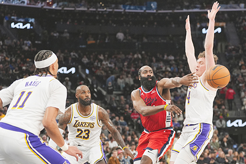 ◎ 紅衣快艇的夏登機敏傳球,昨役擊退湖人。(美聯社)