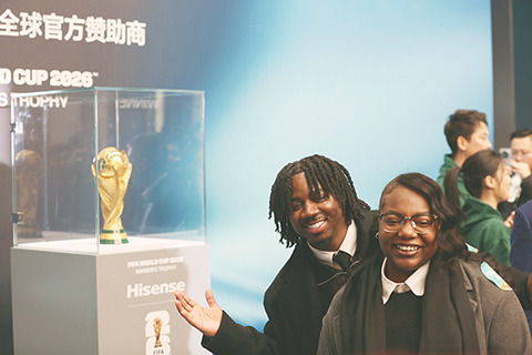 ◎ 十二月二十一日,國際足聯世界杯的冠軍獎杯──大力神杯首次亮相山東青島奧帆中心,並向公眾開放免費參觀。圖為遊客與大力神杯合影。(中新社發 王禹 攝)