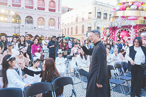 ◎ 天主教澳門教區「心連心報佳音」活動昨日假議事亭前地舉行。