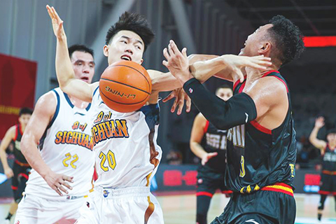 ◎ 十二月二十四日,四川豐谷酒業隊球員張高銘(前左)防守深圳馬可波羅隊球員賀希寧(前右)。CBA常規賽第六輪比賽中,深圳馬可波羅隊主場九十六比八十七戰勝四川豐谷酒業隊。(新華社發 彭志剛 攝)