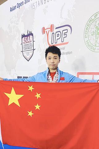 ◎ 中國力量舉國家隊運動員楊晚亭(來自澳門),本月初在土耳其主辦的亞洲力量錦標賽展示國旗,他在男子五十九公斤級別Master組成功封王。