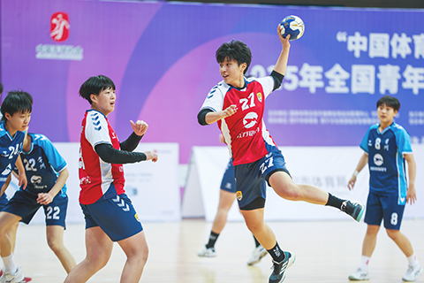 ◎ 十二月二十四日,青海西寧,歷時十天的全國青年女子手球錦標賽在青海體育中心落幕。北京隊斬獲冠軍,山東隊、江蘇銘凡隊分獲亞、季軍。圖為江蘇銘凡隊(紅衣)和常州銘凡隊爭奪季軍現場。(中新社記者 薛蒂 攝)