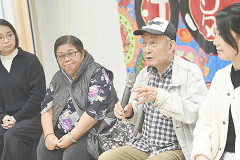 ◎ 十二月廿四日,梁先生(右二)、梁太太(左二)在元朗博愛江夏圍村分享他們的災後經歷,社工李子欣(左一)和謝梓澄陪伴在身邊。(中新社記者李志華 攝)