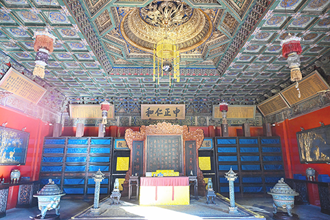 ◎ 這是養心殿正殿明間內景(十二月廿五日攝)。經過近十年的研究性保護和系統性修繕,故宮養心殿於十二月廿六日對觀眾重新開放。養心殿位於乾清宮西側,西六宮迤南,始建於明代嘉靖十六年(一五三七年)。二零一五年,養心殿研究性保護項目啟動。經過系統性修繕保護,有效解決了建築本體存在的問題,恢復並延續了養心殿區域的健康狀態,改善了室內文物的保存環境。(新華社記者金良快 攝)