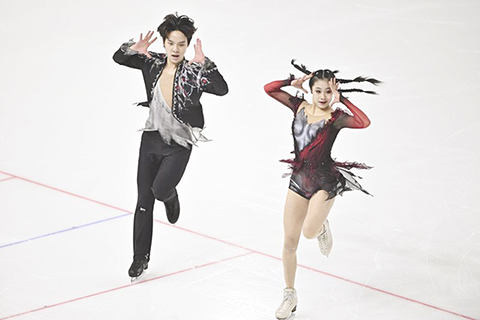 ◎ 十二月二十六日,黑龍江省冰上訓練中心組合李祉璇(右)/葛全朔在冰舞韻律舞比賽中。(新華社記者 張濤 攝)