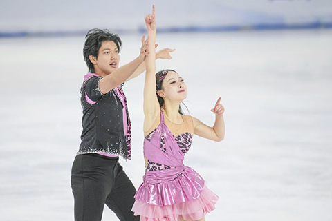 ◎ 十二月二十六日,吉林省體育局冰上運動管理中心選手于昕沂(右)/劉天藝在冰舞比賽中。(新華社記者 王松 攝)