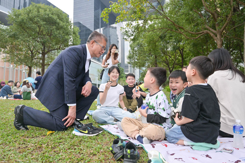 ◎ 近日,香港特區政府財政司司長陳茂波(左一)在添馬公園與市民輕鬆交流。(香港特區政府財政司司長網頁供圖)