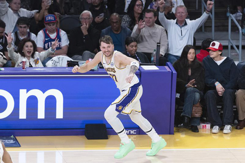 ◎ 十二月二十八日,湖人隊當錫慶祝投入三分球。洛杉磯湖人隊主場一百二十五比一百零一戰勝薩克拉門托帝王隊。(新華社發 趙漢榮攝)