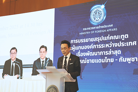 ◎ 泰國外交部發言人尼康德十二月三十日表示,鑒於當前泰國政府為看守狀態以及邊境地區仍有地雷尚不安全,泰方認為暫時無法舉行泰柬聯合邊界委員會特別會議。圖為當日,泰國外交部發言人尼康德在位於首都曼谷的外交部舉行新聞發佈會。(新華社記者 常天童 攝)