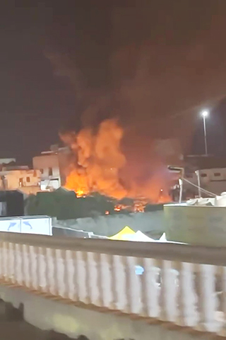 ◎ 也門安全官員說,沙特阿拉伯戰機十二月三十日凌晨對也門東南部哈德拉毛省穆卡拉港發動了空襲。這張視頻截圖顯示當日在也門哈德拉毛省穆卡拉港,空襲引起了大火。(新華社發)
