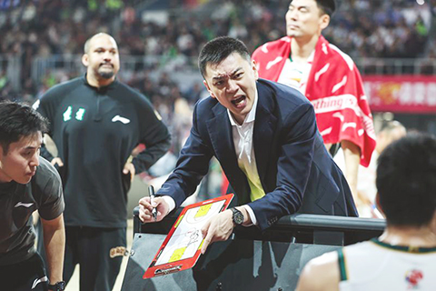 ◎ 十二月二十九日,遼寧本鋼隊主教練楊鳴(中)佈置戰術。CBA常規賽第八輪比賽中,深圳馬可波羅隊主場九十三比九十戰勝遼寧本鋼隊。(新華社發 彭志剛 攝)