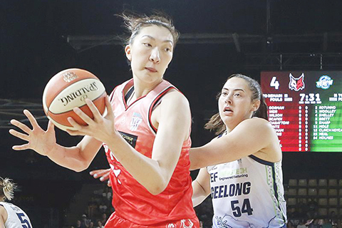 ◎ 十二月二十八日,珀斯山貓隊球員韓旭(左)在比賽中突破。澳大利亞女籃聯賽(WNBL)比賽中,中國球員韓旭加盟的珀斯山貓隊主場一百零六比七十八戰勝吉朗毒液隊。(新華社發 周丹 攝)