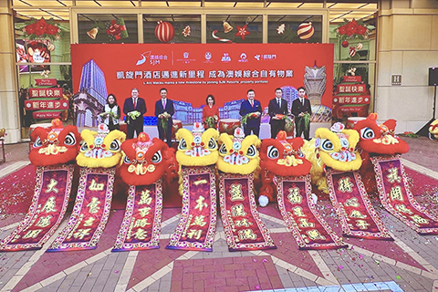 ◎ 澳娛綜合慶祝凱旋門酒店成為集團自有物業組合的新成員。澳娛綜合常務董事何超鳳(中)與高級管理層主持醒獅點睛儀式。
