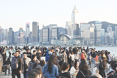 ◎ 一月二日是中國內地元旦假期第二日,當天大批旅客在香港尖沙咀碼頭一帶遊玩。(中新社記者 李志華 攝)
