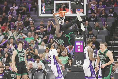 ◎ 在二0二六年一月一日於加州加緬度對陣沙加緬度帝王隊的NBA常規賽下半場,波士頓塞爾特人中鋒尼米亞斯.奎塔(88)灌籃後緊抓籃框。(美聯社/Scott Marshall)